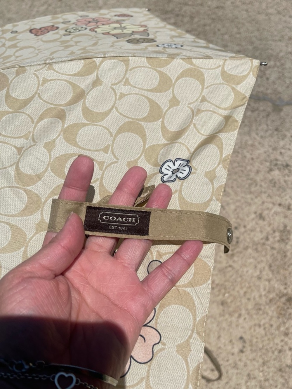 Floral Print Coach Umbrella with storage sleeve - Picture 5 of 10